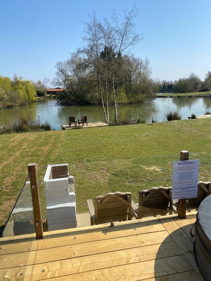Widgeon Bespoke Cabin Is Lakeside With Private Fishing Peg, Hot Tub Situated At Tattershall Lakes Country Park Exterior foto